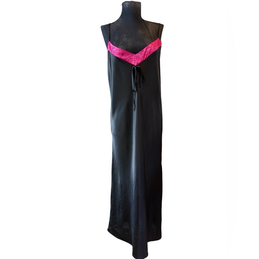 Vintage Elegant Black and Pink Nightgown - Picture 2 of 13